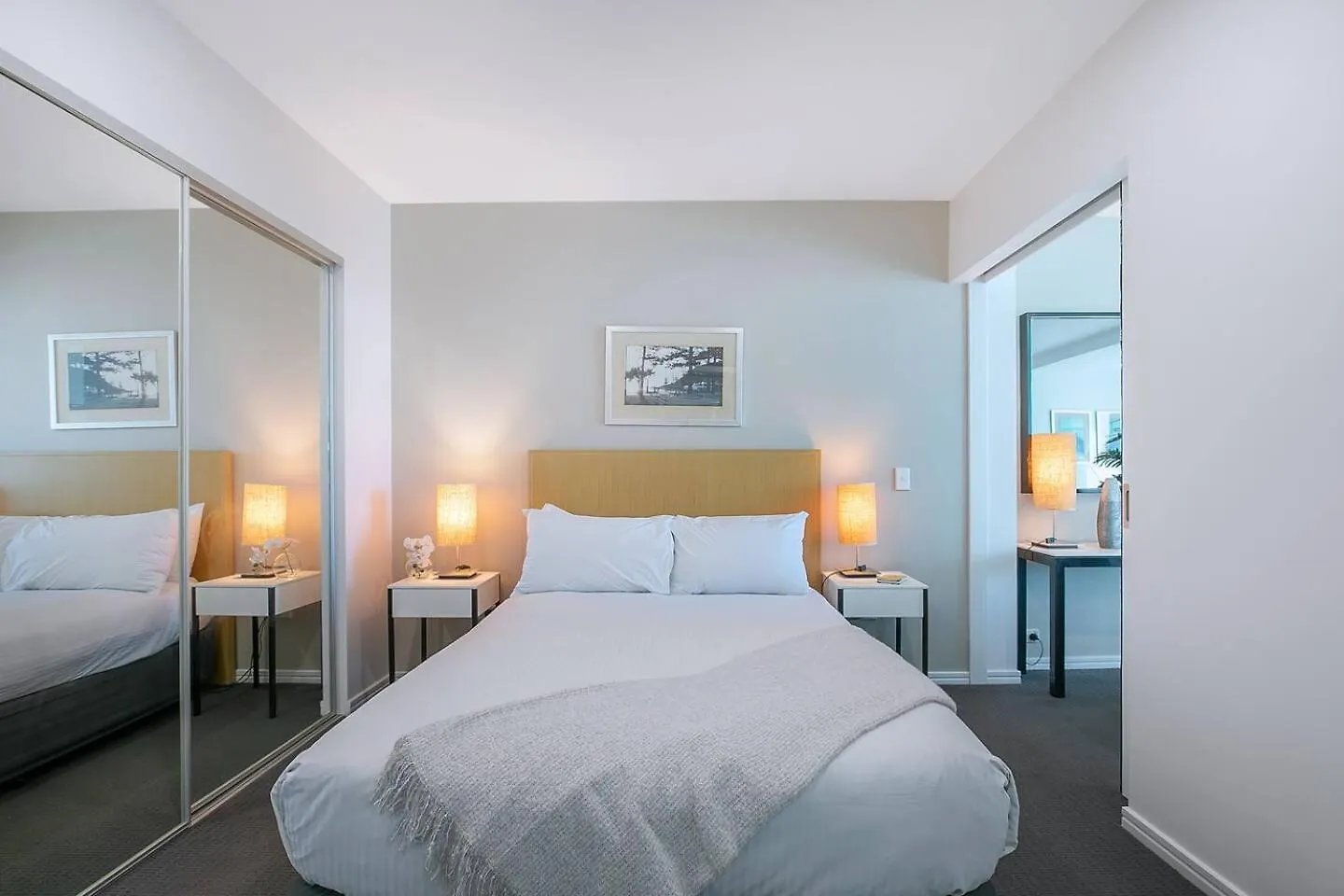City Meets Coast - Modern Resort Haven By The Beach Gold Coast 0*,  Australië