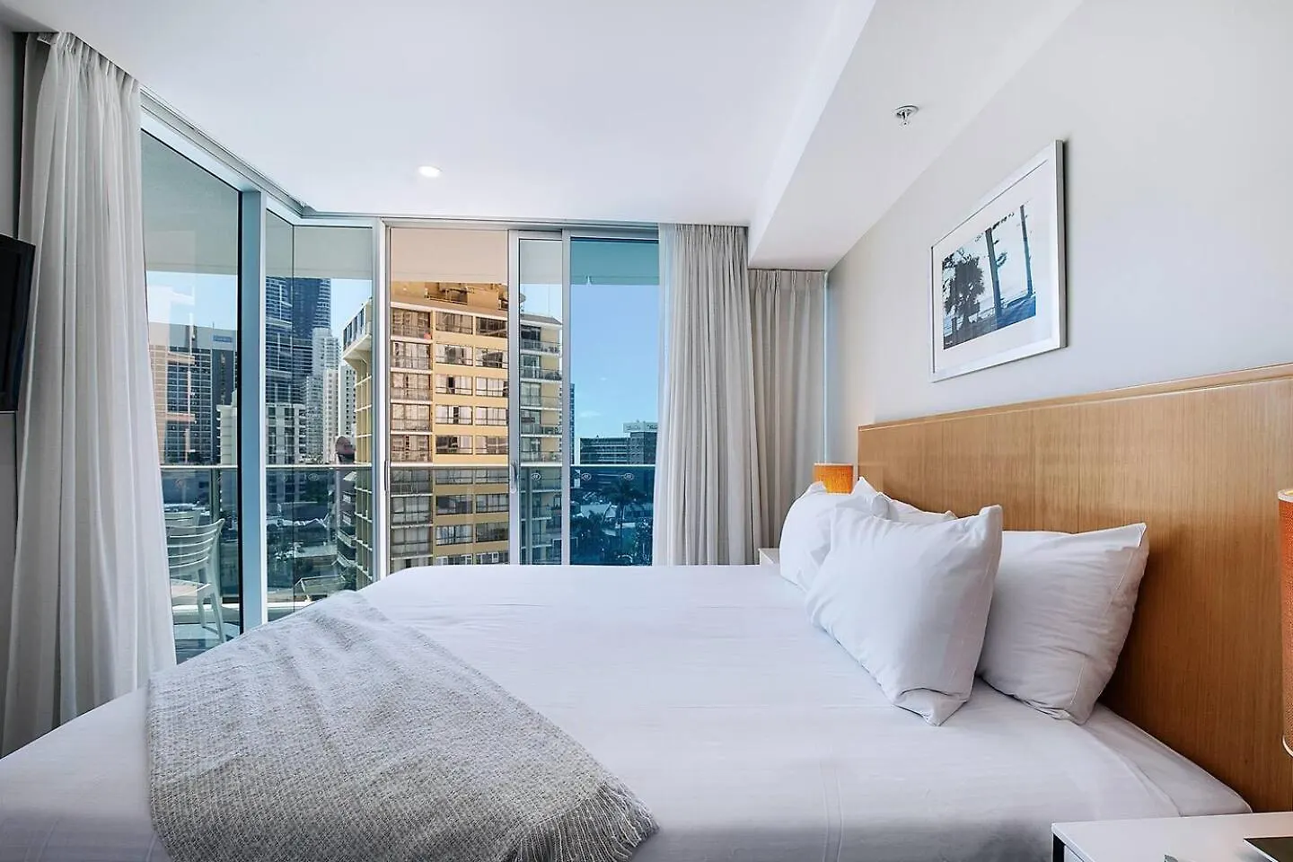 City Meets Coast - Modern Resort Haven By The Beach Gold Coast