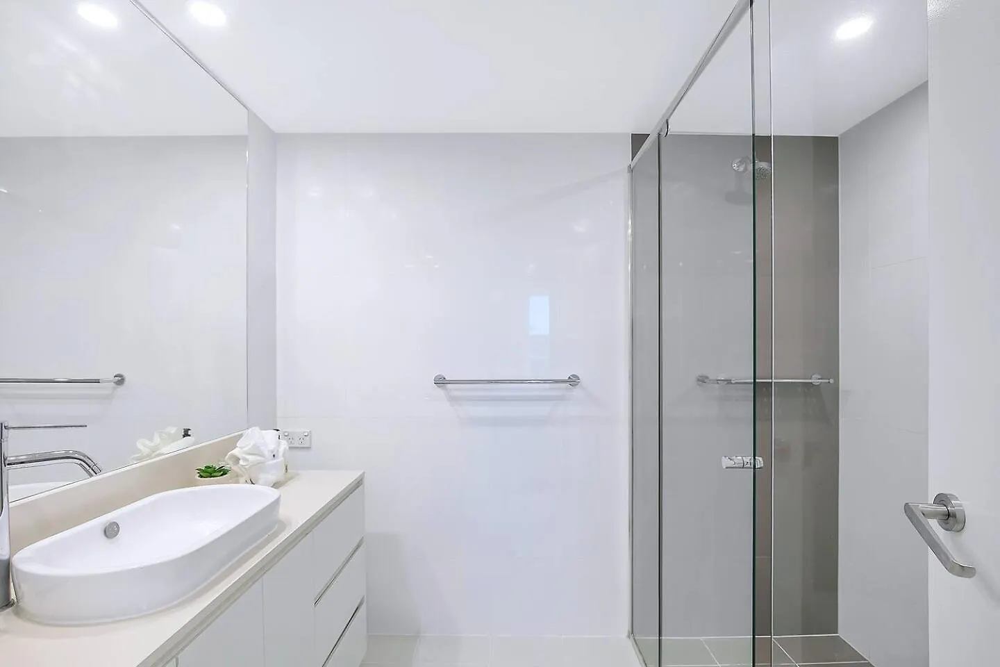 City Meets Coast - Modern Resort Haven By The Beach Gold Coast