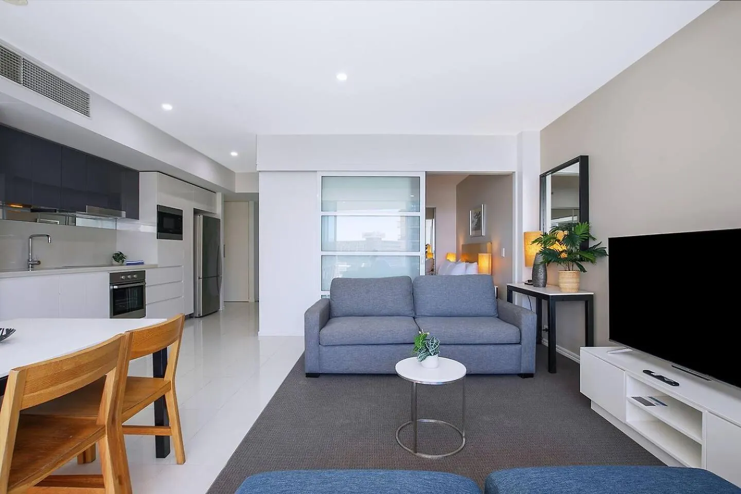 City Meets Coast - Modern Resort Haven By The Beach Gold Coast