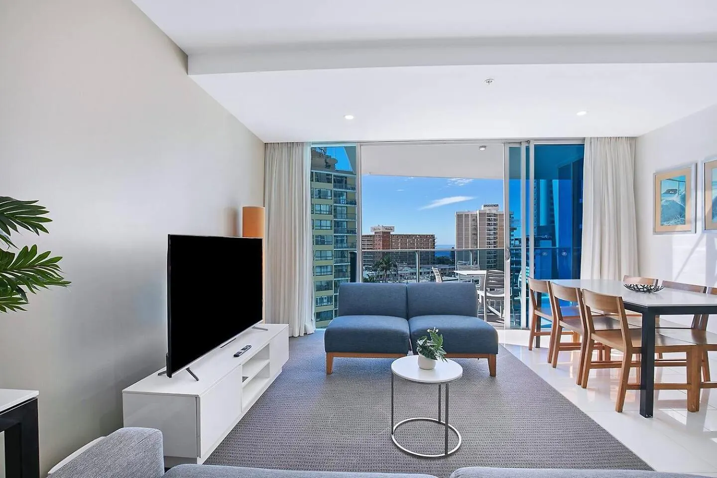 City Meets Coast - Modern Resort Haven By The Beach Gold Coast