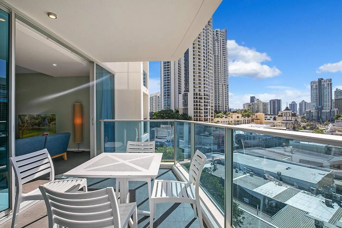 City Meets Coast - Modern Resort Haven By The Beach Gold Coast
